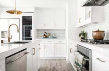White and Gold Kitchen With a Traditional Profile
